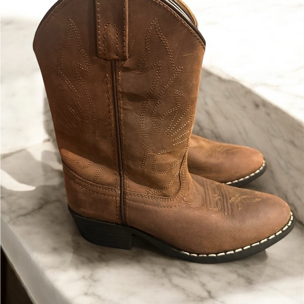 Brown Cowgirl Boots with Classic Silhouette and Decorative Stitching